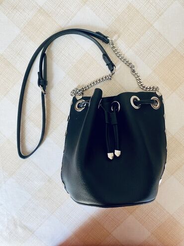 сумка miu miu: Сумка-ведро (bucket bag), черная - Материал: гладкая экокожа с легкой