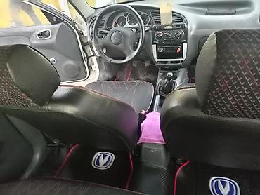 Digər avtomobillər: Ağ rəngli sedan avtomobil Xüsusiyyətlər: - Kuzov: 4 qapılı sedan, ağ — 5