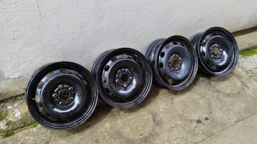 Tyres & Wheels: Čelične felne. 15". 
6j
