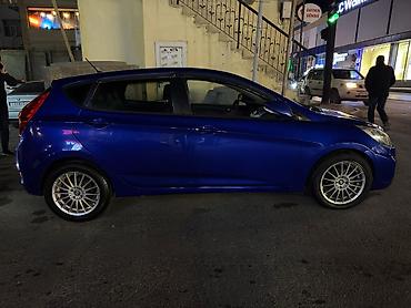 Hyundai: Hyundai Accent (hatchback) – mavi rəng - Kuzov: 5 qapılı hatchback - — 5
