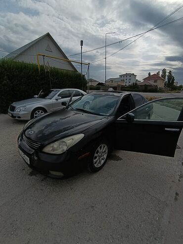 парктроник lexus: Автомобиль Lexus ES 300 черного цвета. Салон отделан деревом, что