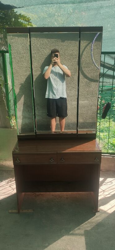 зеркало маленький: Продаю зеркало со столиком размеры: длина - 89 см высота - 190 см