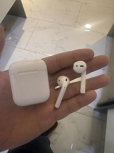Qulaqcıqlar: Apple AirPods (1-ci nəsil) simsiz qulaqlıq dəsti - Dizayn: Ağ rəng — 1