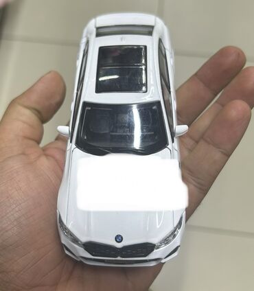 Avtomobil modelləri: Miqyaslı model avtomobil – BMW M3 sedan, ağ rəngdə - Korpus: detallı — 9