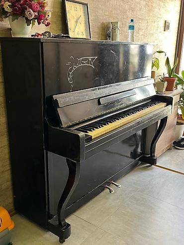Upright piano – “Ромен и Дон” (Romen i Don) markası, qara korpus