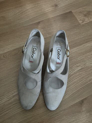 srebrna haljina kakve cipele: Gabor cipele.Made in Austria
