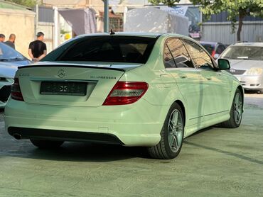 сколько стоит cls 63 amg: Автомобиль Mercedes-Benz C-Class в кузове седан белого цвета. Оснащен