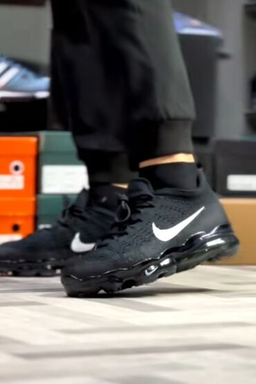 спортивный двойка: Продам оригинальные кроссовки фирмы Nike 
41 размер