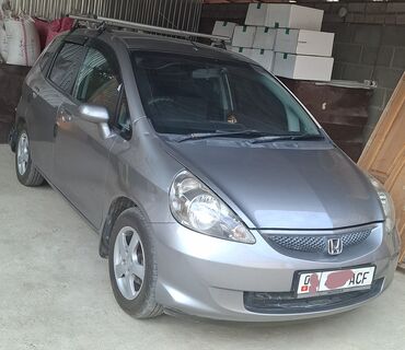 авторынок бишкек хонда фит: Хэтчбек Honda Fit серого цвета, оснащенный багажником на крыше