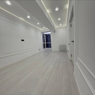 Помещения свободного назначения: Современная белая комната под интерьер-студию - Просторное вытянутое — 2