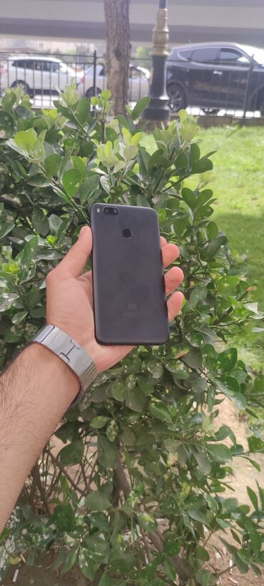 телефон fly fs521: Xiaomi Mi A1, 64 ГБ, цвет - Черный, 
 Кнопочный, Отпечаток пальца, Face ID