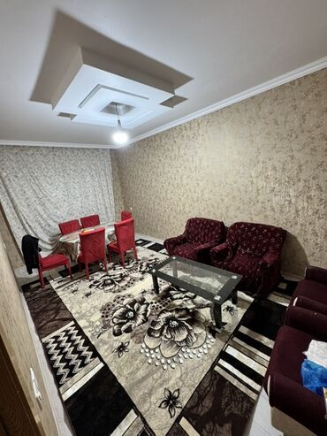 Uzunmüddətli kirayə mənzillər: 3 otaqlı mənzil – mebellə - Geniş qonaq otağı: şıq asma tavan, şüşə — 1