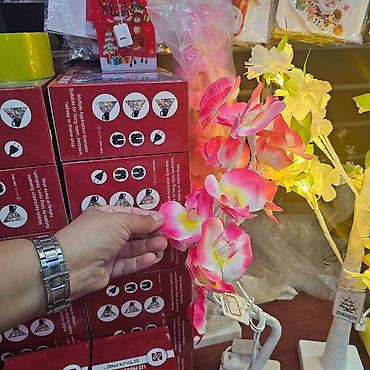 LED stona lampa u obliku drveta sa svetlećim belim i roze cvetovima