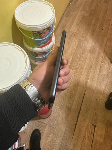 Digər mobil telefonlar: Smartfon – damcı formalı ön kamera çıxıntısı olan böyük ekranlı model — 5