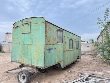 столовая на аренду: Передвижной вагончик, обшитый металлическими листами. Оснащен окнами с