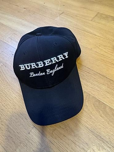 Головные уборы: Burberry kepkası – qara rəngdə, klassik baseball kəsimi. - Ön hissədə — 1
