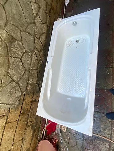 hamam kalonkası: Akril vanna – düzbucaqlı forma, ağ rəng. Xüsusiyyətlər: - Ölçü — 3