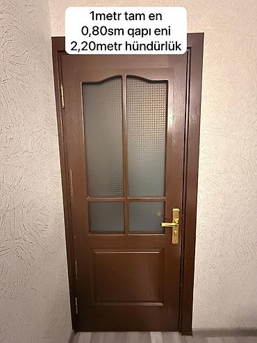 Ev üçün daxili qapı bahalı materiallardan hazırlanmış Palitrada