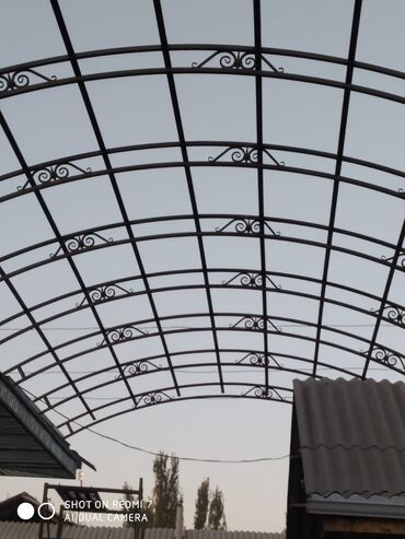 Другие строительные материалы: Металлические ворота с коваными элементами и навесом из поликарбоната — 8