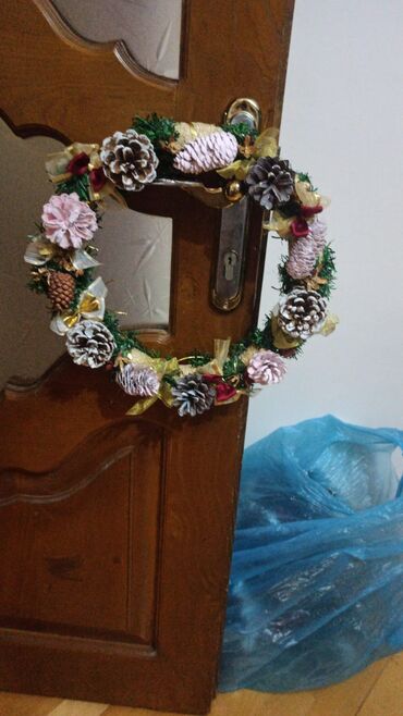 Yeni il oyuncaqları və bəzəkləri: Yeni il/qış temalı qapı bəzəyi – əl işi. Təsvir: - Dairəvi şam — 10