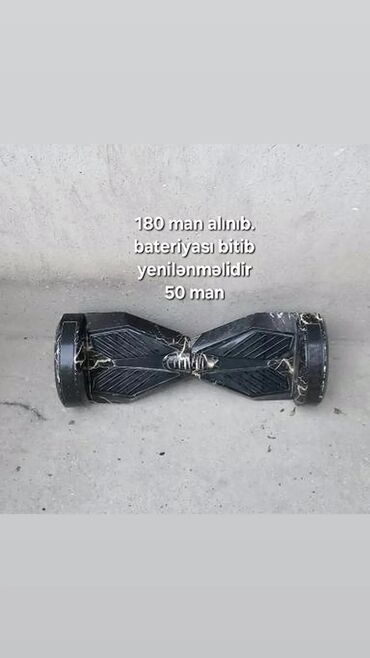 Skeytbordlar: Qara rəngdə, üzərində dizayn elementləri olan hoverboard. Batareyası