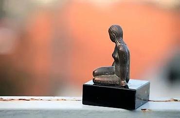 Figure: Skulptura BRONZA. Mala BRONZAna skulptura na mermernom postamentu — 5