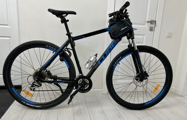 byd машина электромобиль: Велосипед Cube aim с рамой черного цвета и синими акцентами. Оснащен