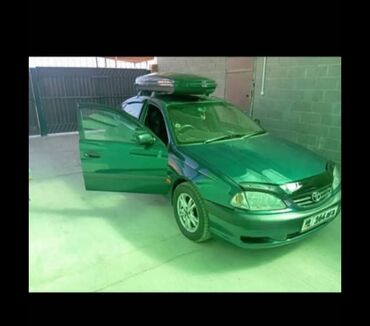 Toyota: Toyota Avensis: 2001 г., 1.8 л, Механика, Бензин, Хэтчбэк