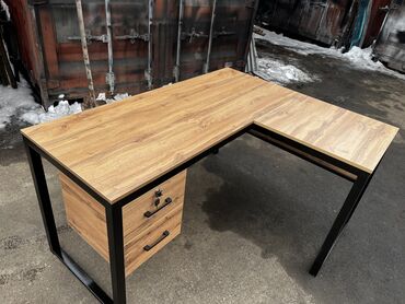 Письменные столы: Письменный стол — 39