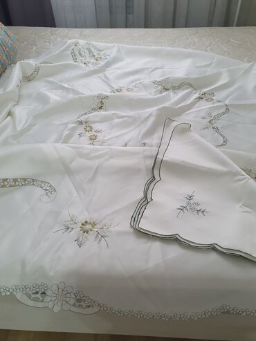 свадебный букет из атласных лент: Красивая вышетая скатерть круглая