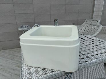 salon avadanliqi: Pedikür vannasi.Satilir 100 azne.Ici tozludur. Pasli deyil .demək olar