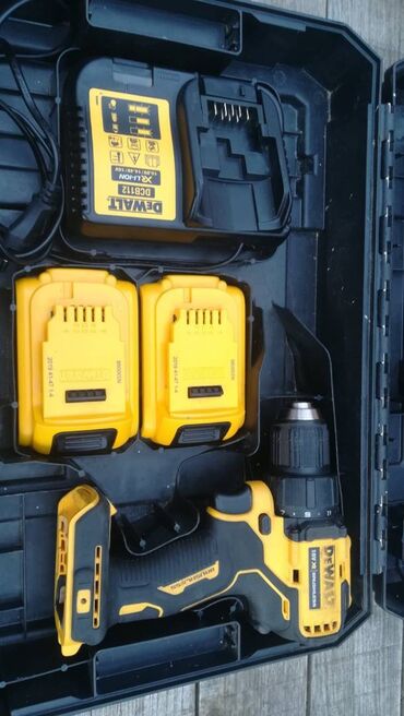 Električne bušilice: Dewalt akumulatorska bušilica sa pratećom opremom. Set uključuje — 10
