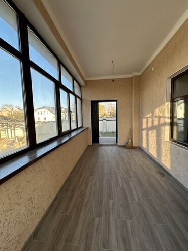 Долгосрочная аренда домов: 420 м², 7 комнат, Балкон застеклен, Забор, огорожен, Парковка — 6