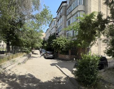 айни дом: 1 комната, Собственник
