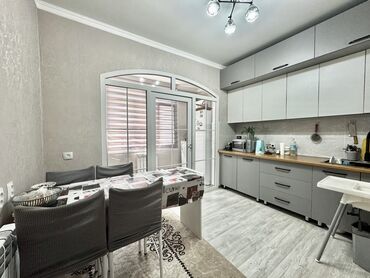 срочно продаётся 1 комнатная квартира в районе ошского рынка по улице кенсуйская: 2 бөлмө, 70 кв. м, 107-серия, 1 кабат, Евроремонт
