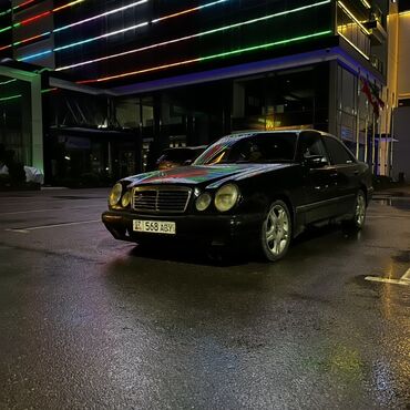поворотник на виндом: Черный седан Mercedes-Benz E-класса, оснащенный литыми дисками
