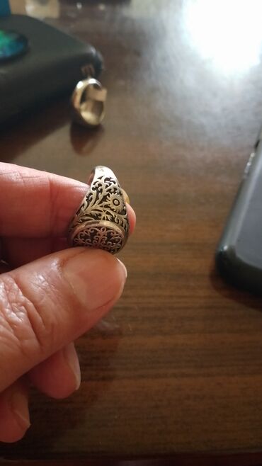 Üzüklər: Kişi üzükləri poladdan, gümüşdən hec seçilmir. Giyməti bir ədədinə — 9