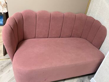купить диван бу недорого: Прямой диван, цвет - Розовый, Б/у