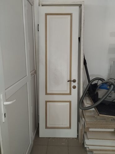 дверь белый: Продаю дверь 200×60.Дерево,с ручками в комплекте