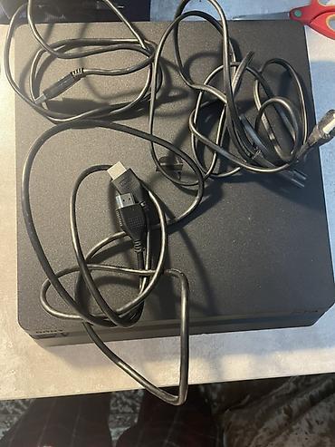 Видеоигры и приставки: PlayStation 4 Slim komplekt • PS4 Slim ~865 GB (təmizlənməyə ehtiyac — 3
