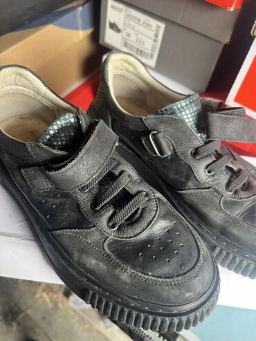 спортивные костюмы для девочек: Черные кожаные кроссовки/полуботинки с комбинированной шнуровкой и