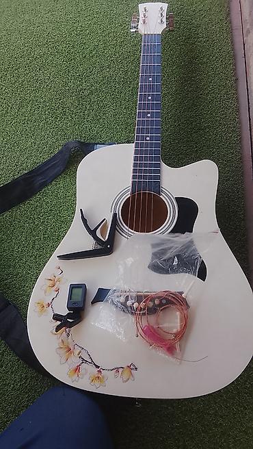 Гитары: Акустическая гитара с вырезом (cutaway), цвет корпуса — белый с — 3