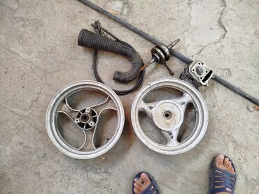 moped akumlyator: Mopedlər və skuterlər üçün nəzərdə tutulmuş müxtəlif ehtiyat