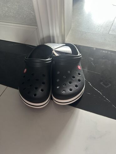 кроксы женские оригинал цена: Продам crocs мужские. ниже своей цены покупали за 2400