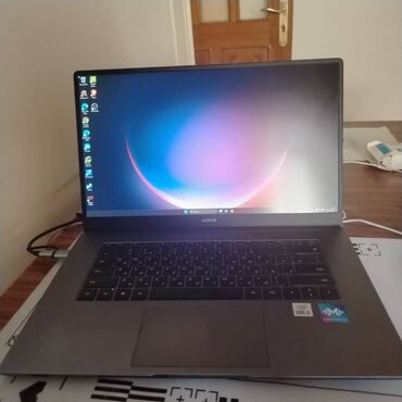 Modemlər və şəbəkə avadanlıqları: Intel Core i3, 8 GB, 15 "
