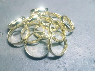 золотое кольцо мужское: Изготовление обручальных колец влюблённым парам из золота и серебра по