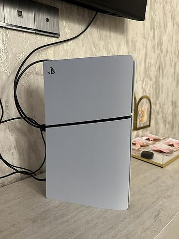 3d panel: PlayStation 5 konsolu - Model: PS5 (diskli versiya) - Rəng: Ağ-qara - — 4
