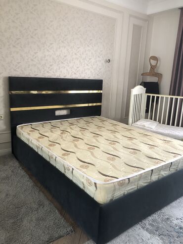 двуспальные кровать: Спальный гарнитур, Двуспальная кровать, Матрас, цвет - Серый, Б/у