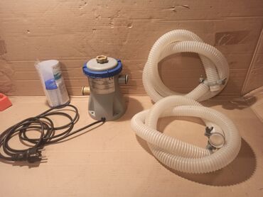 Sve za vikendicu i baštu: Manja filter-pumpa za prečišćavanje vode u bazenu sa dva pripadajuća