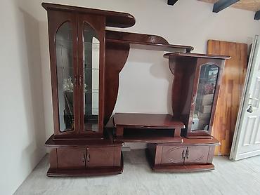 Stilske vitrine: Elegantna dnevna soba – vitrina/TV komoda od punog drveta u tamnom — 2